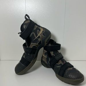 Nike LeBron Solder 10 Boys Size 6.5Y Basketball Sneakers Camo Green